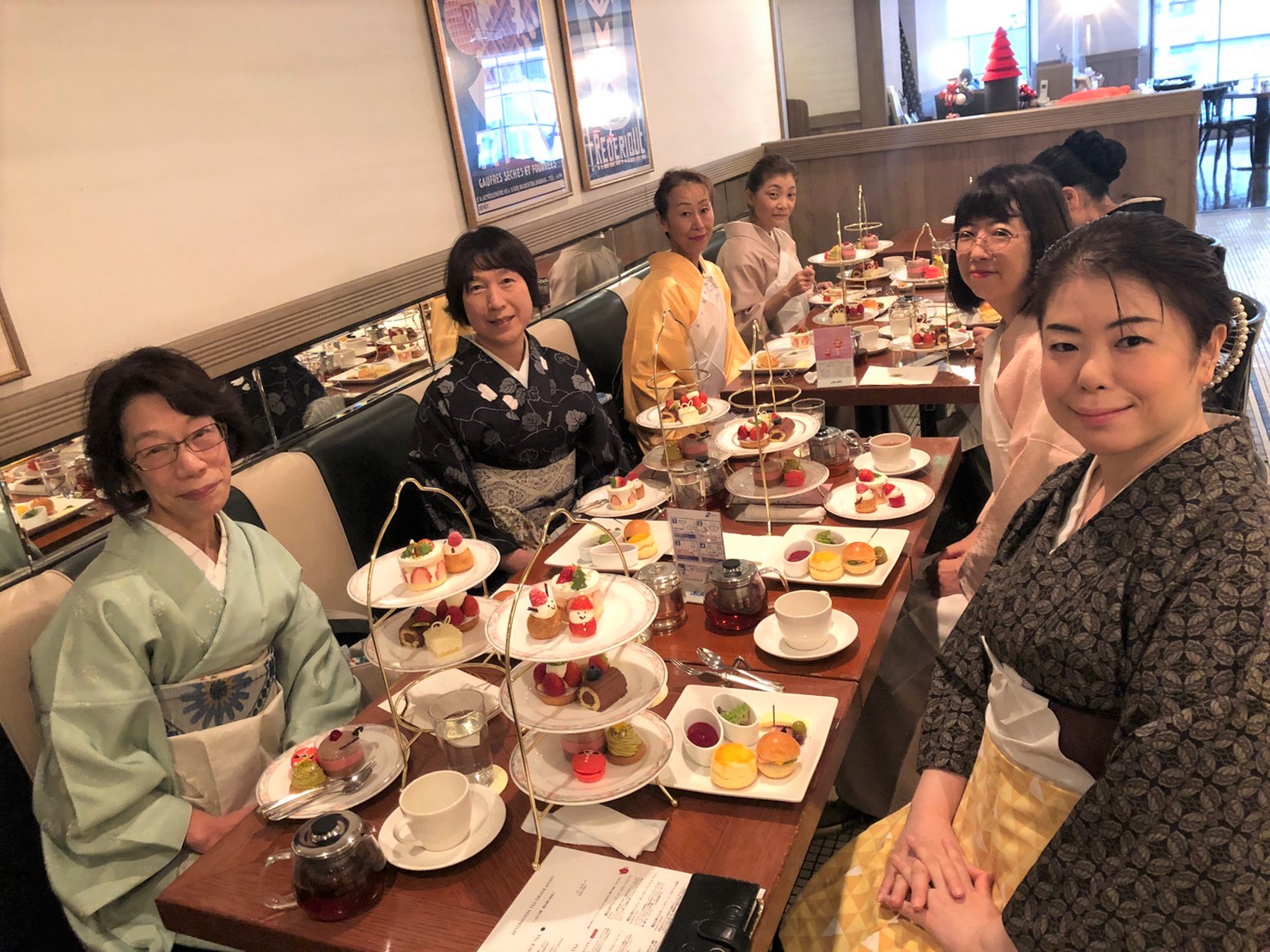 皆さん、3・4種類の紅茶をオーダー
