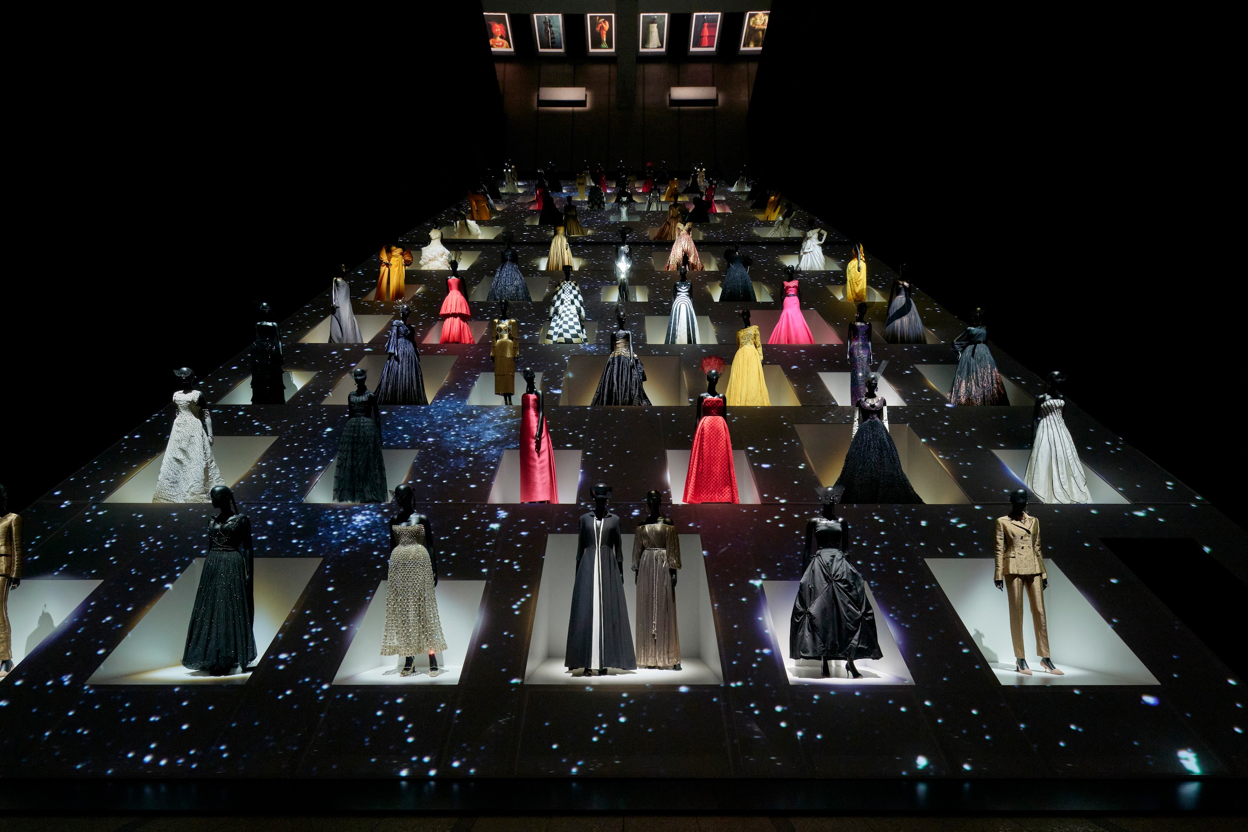「ディオールの夜会」展示風景