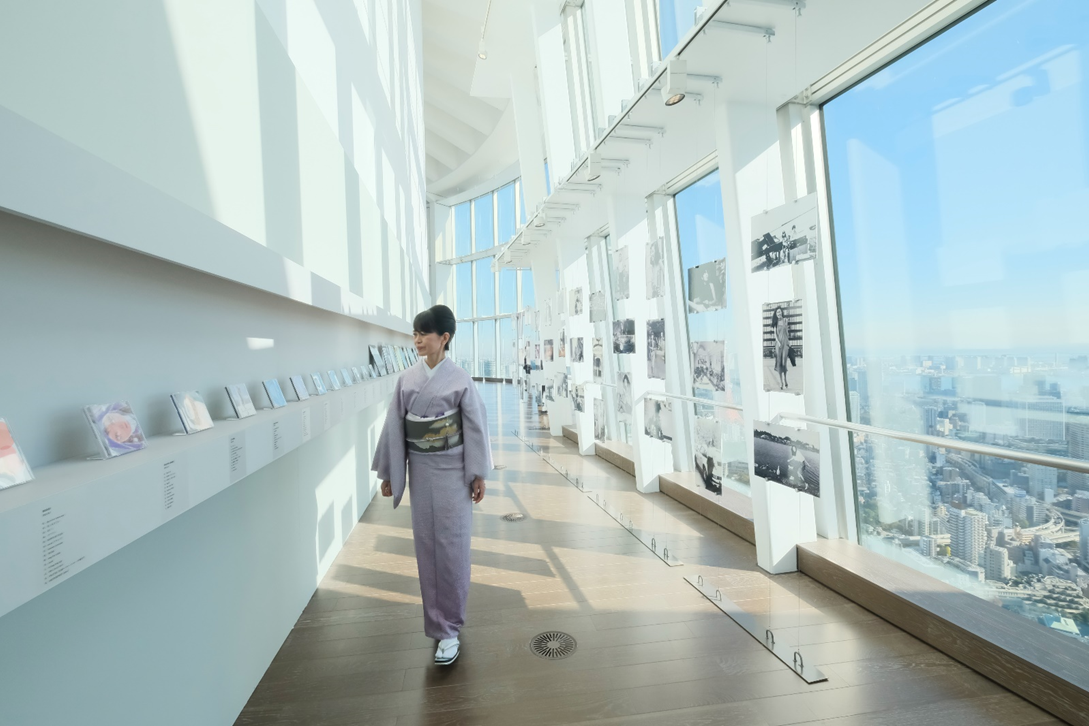 すべてのアルバムと若いころの写真が並ぶ
