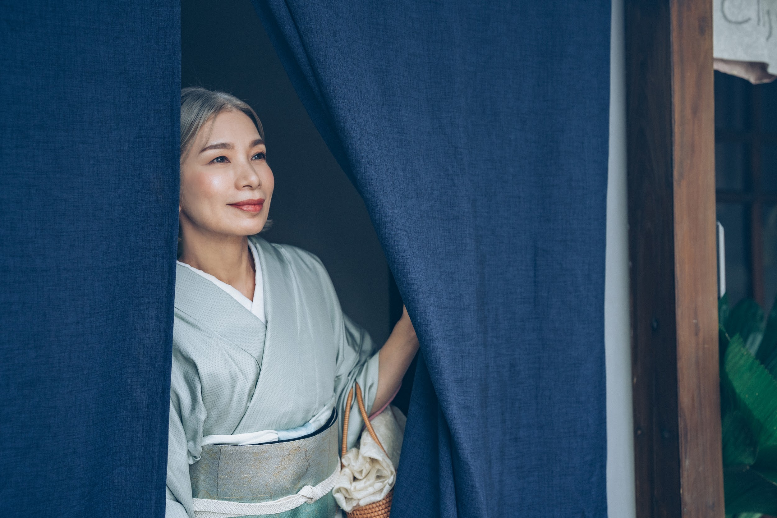 「染める」こともグレイヘアへの移行の方法