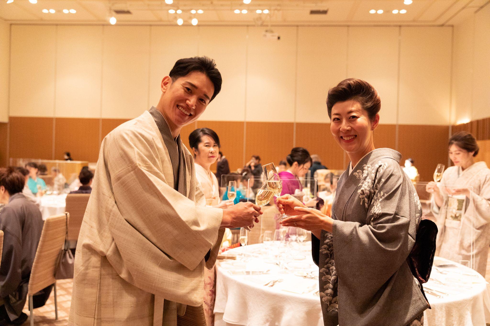 お客様と乾杯する田中社長