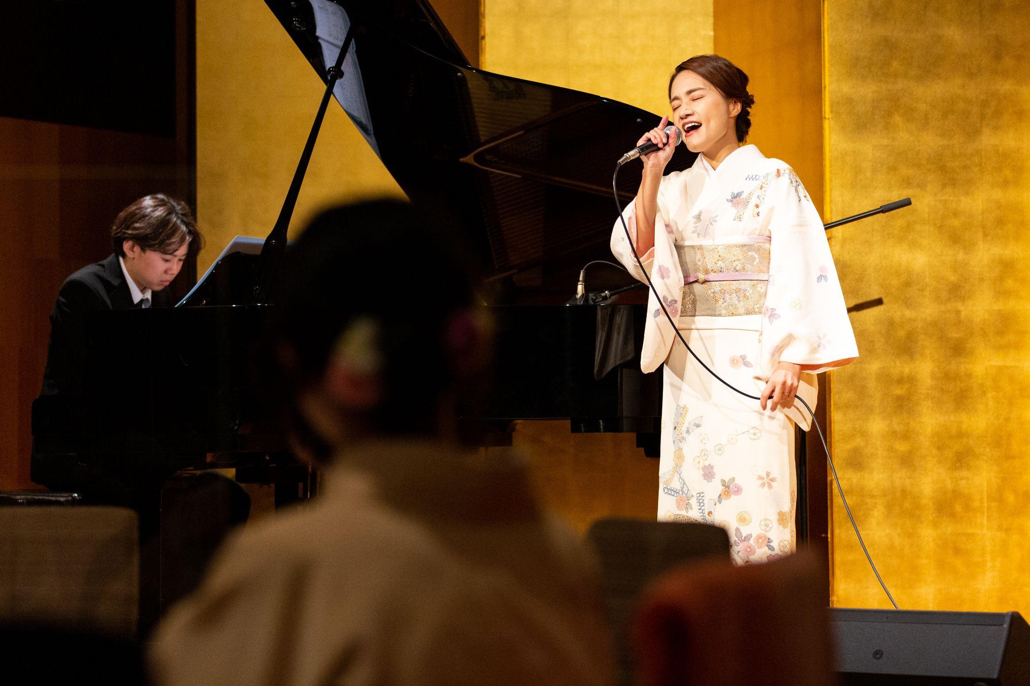 前山さんの伴奏で歌う齋藤さん