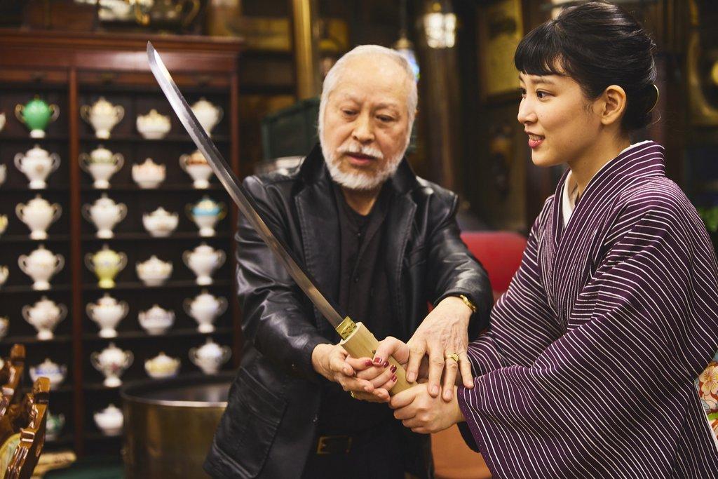 ハードボイルドなカフェで日本刀を握る!? 「都留詩織のきもので下町おでかけ帖」vol.11