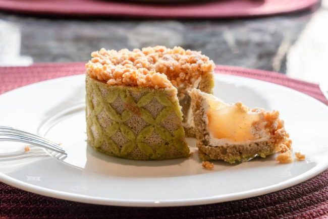 着物の色合いと同じトーンのケーキ