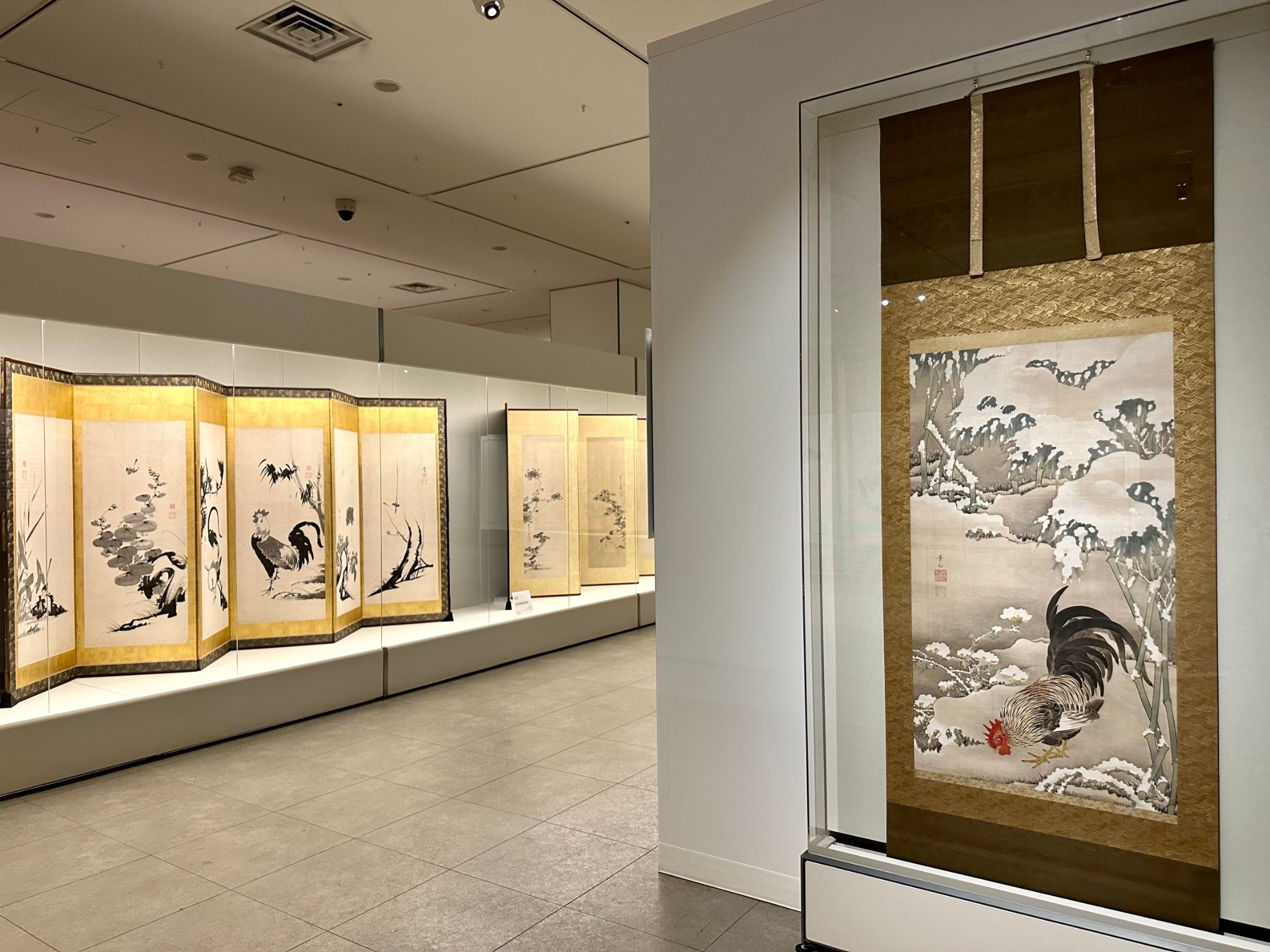 展示風景 右：伊藤若冲 《雪中雄鶏図》江戸中期 細見美術館蔵