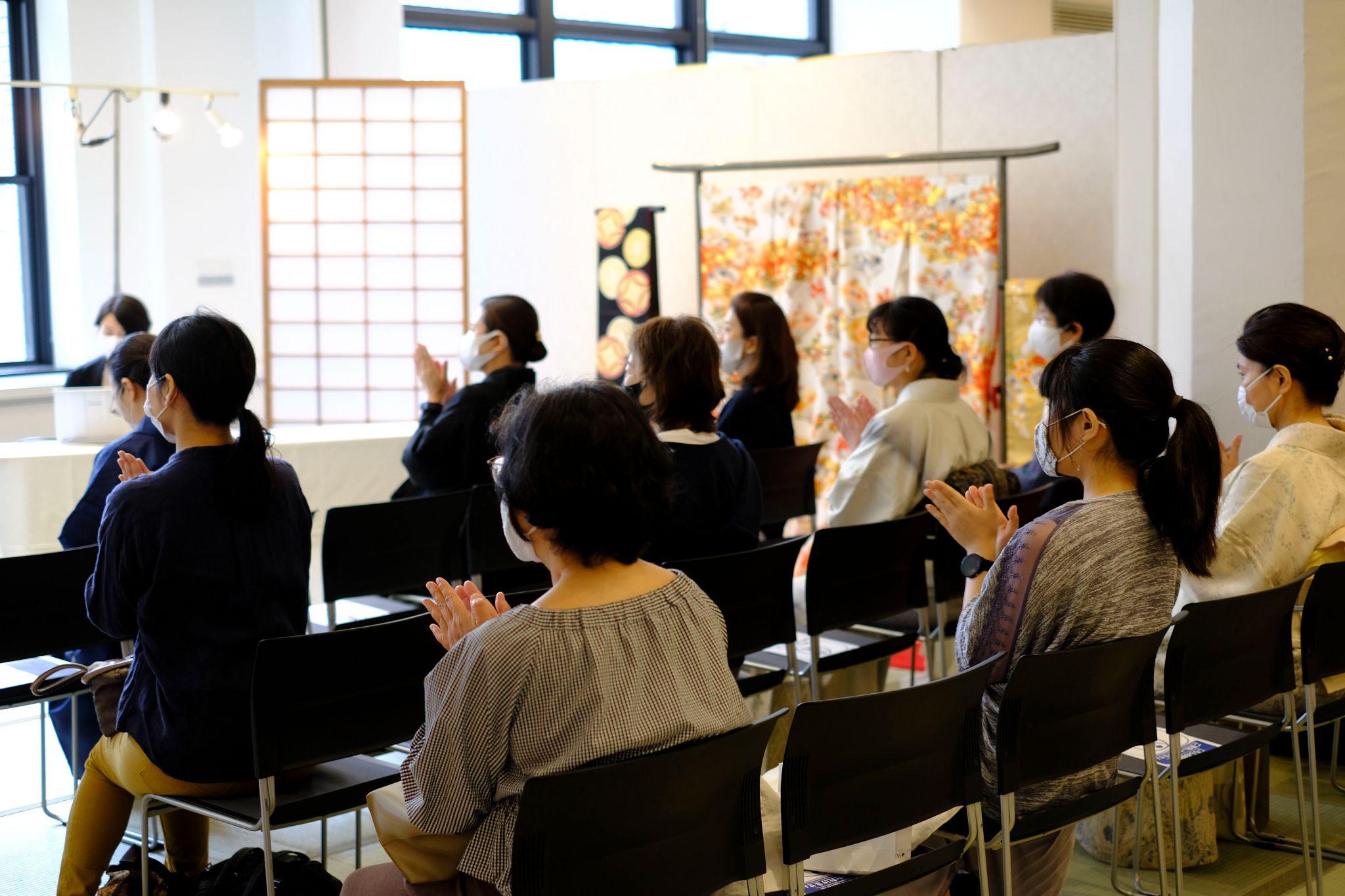 拍手をする会場の皆さま