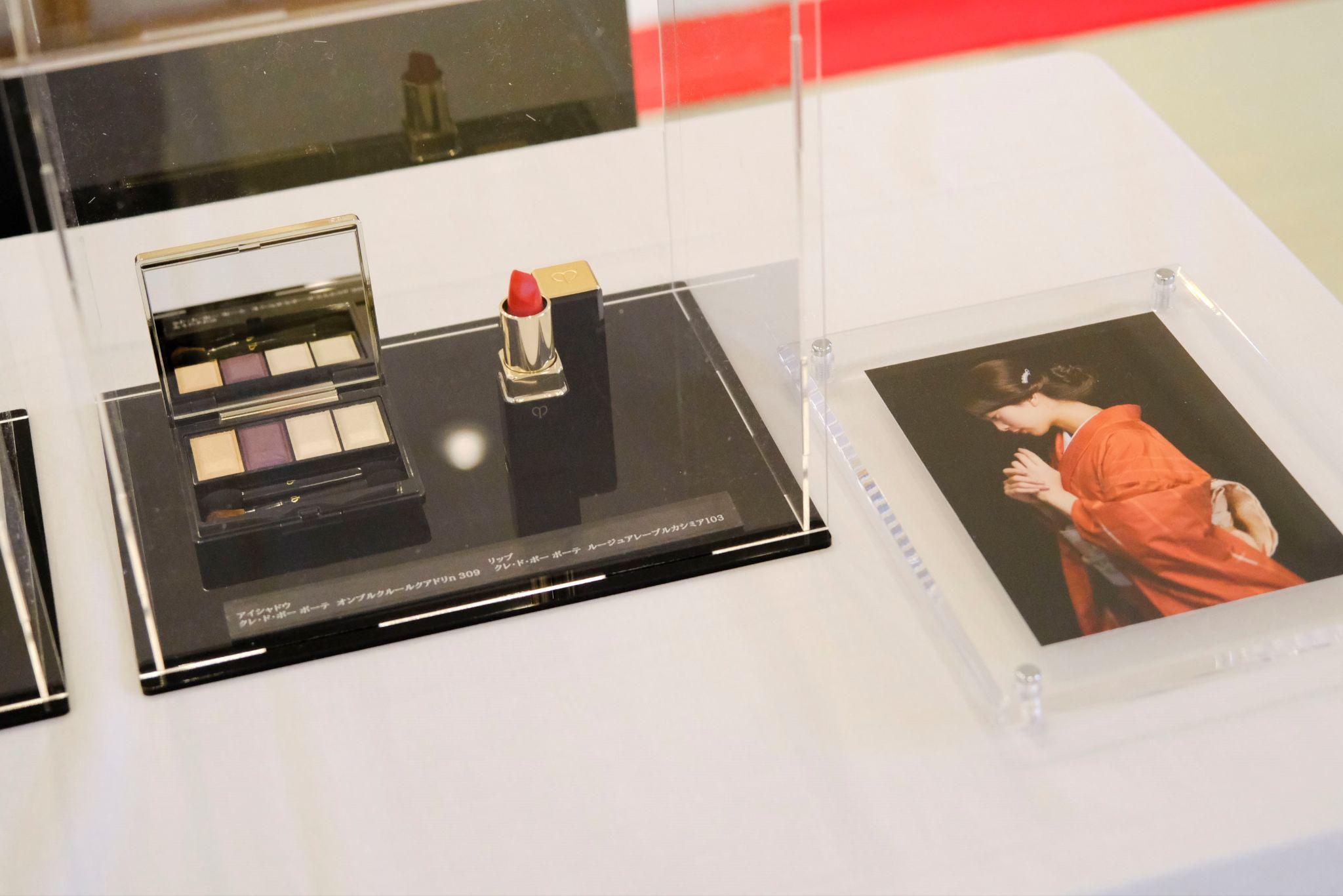 口紅とアイシャドウの展示１