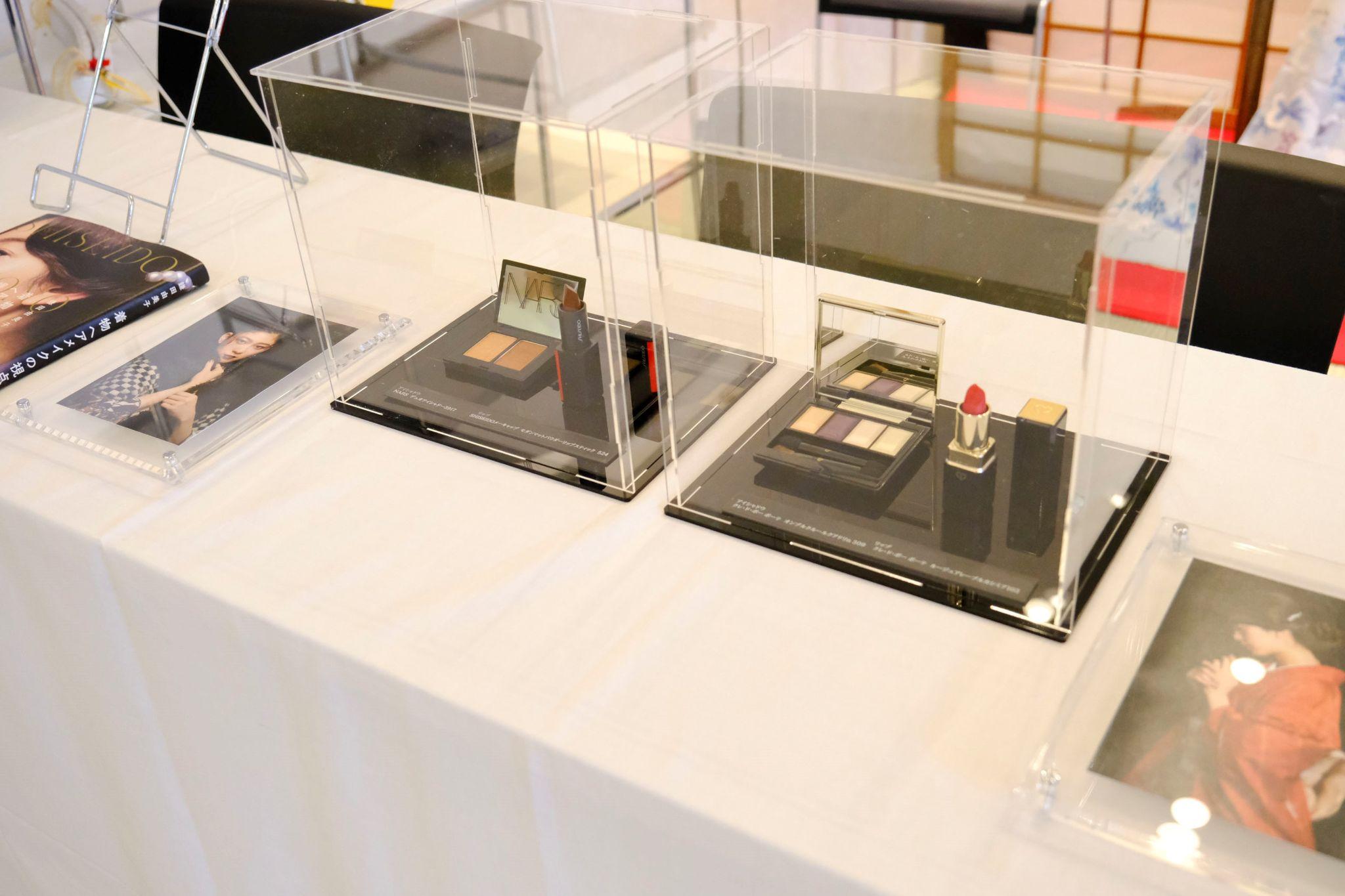 口紅とアイシャドウの展示２