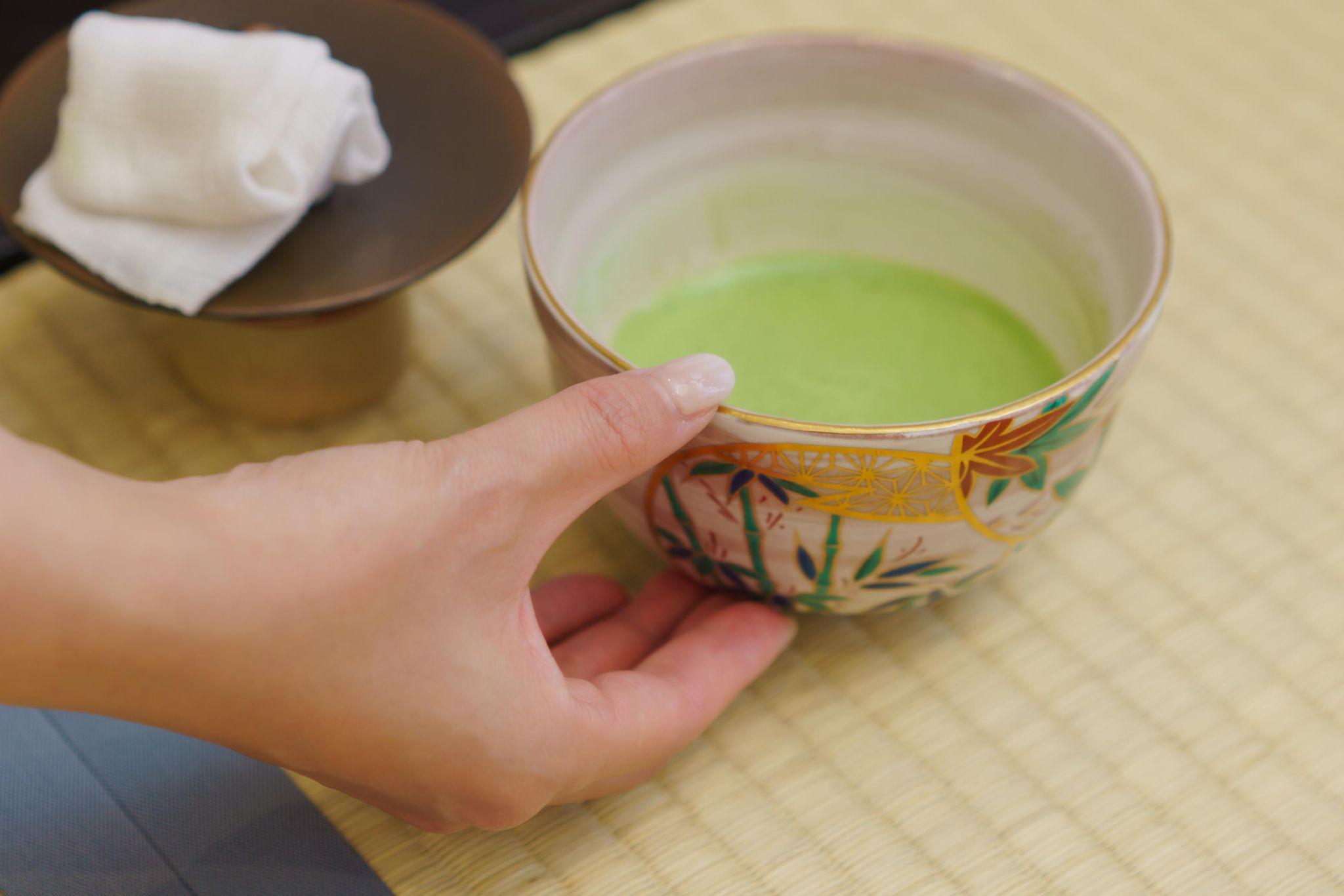 茶碗を畳に置く音も中の様子をうかがい知るヒントになる