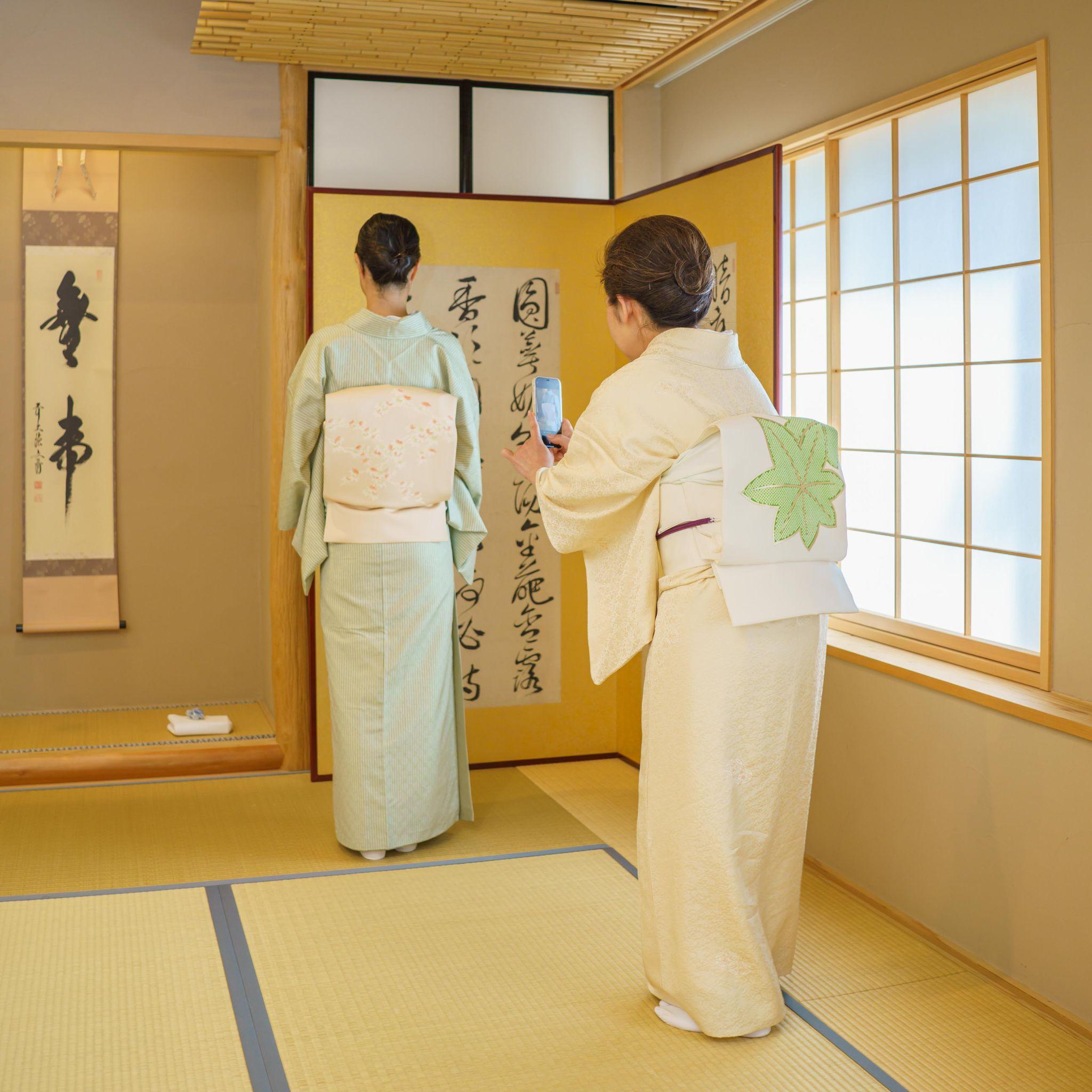 先生自ら生徒さんの装いをスマホで撮影されています