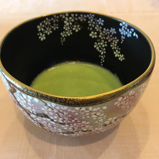 桜の花びらが舞い散る柄のお茶碗