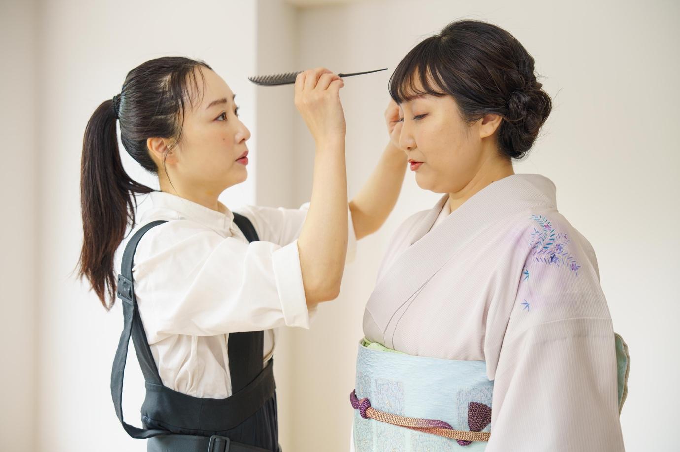 メイクをする薬真寺さん