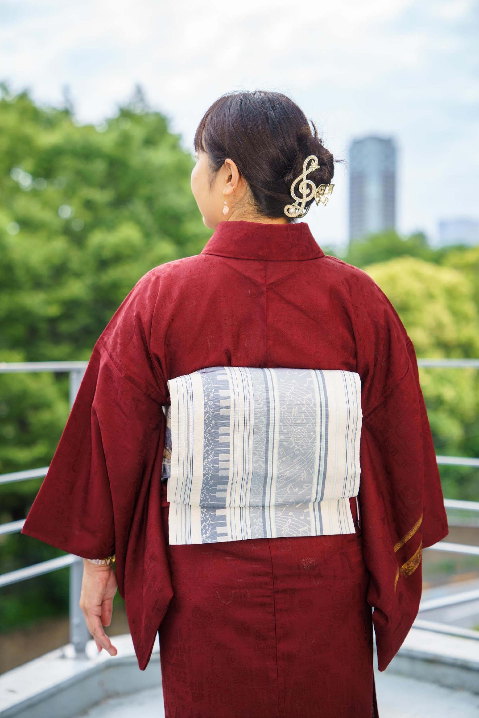 美しい赤色の絹着物 花柄と車輪の模様 美しい赤色の絹着物 花柄と車輪の模様（大人可愛く、スレンダー