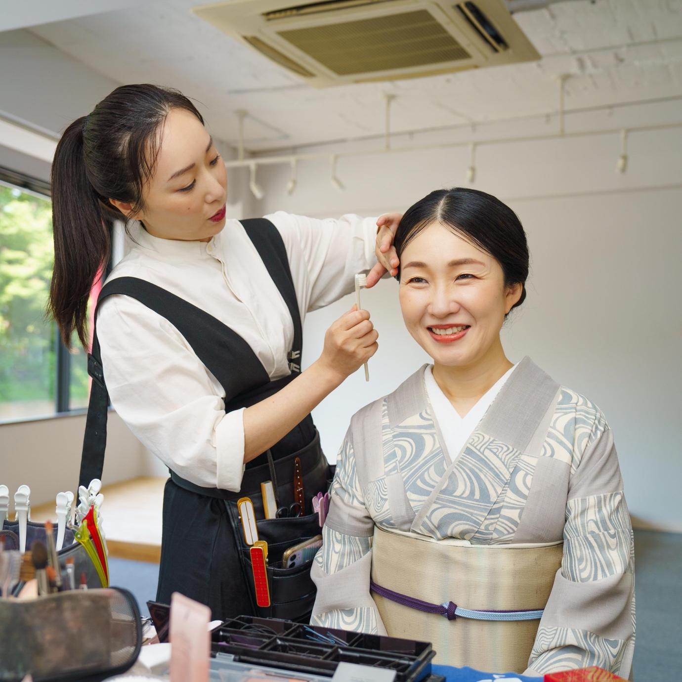 メイクをする薬真寺さん
