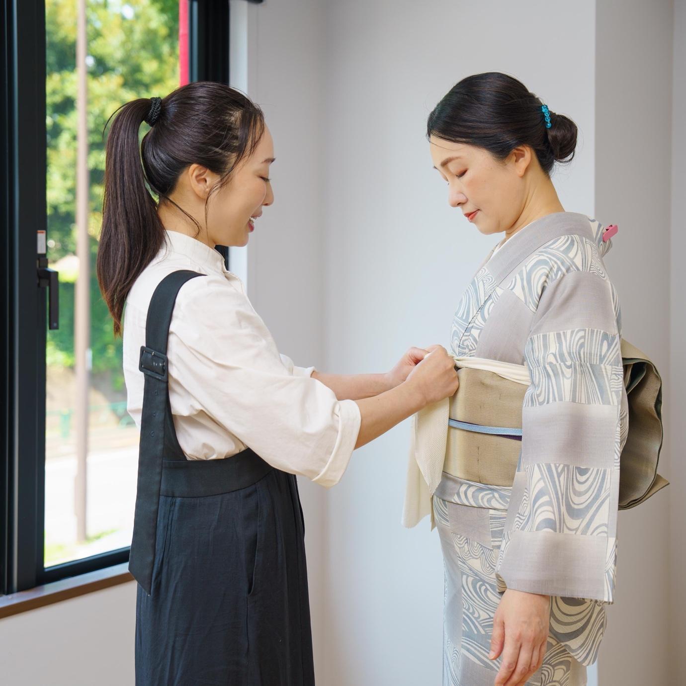 着付けをする薬真寺さん