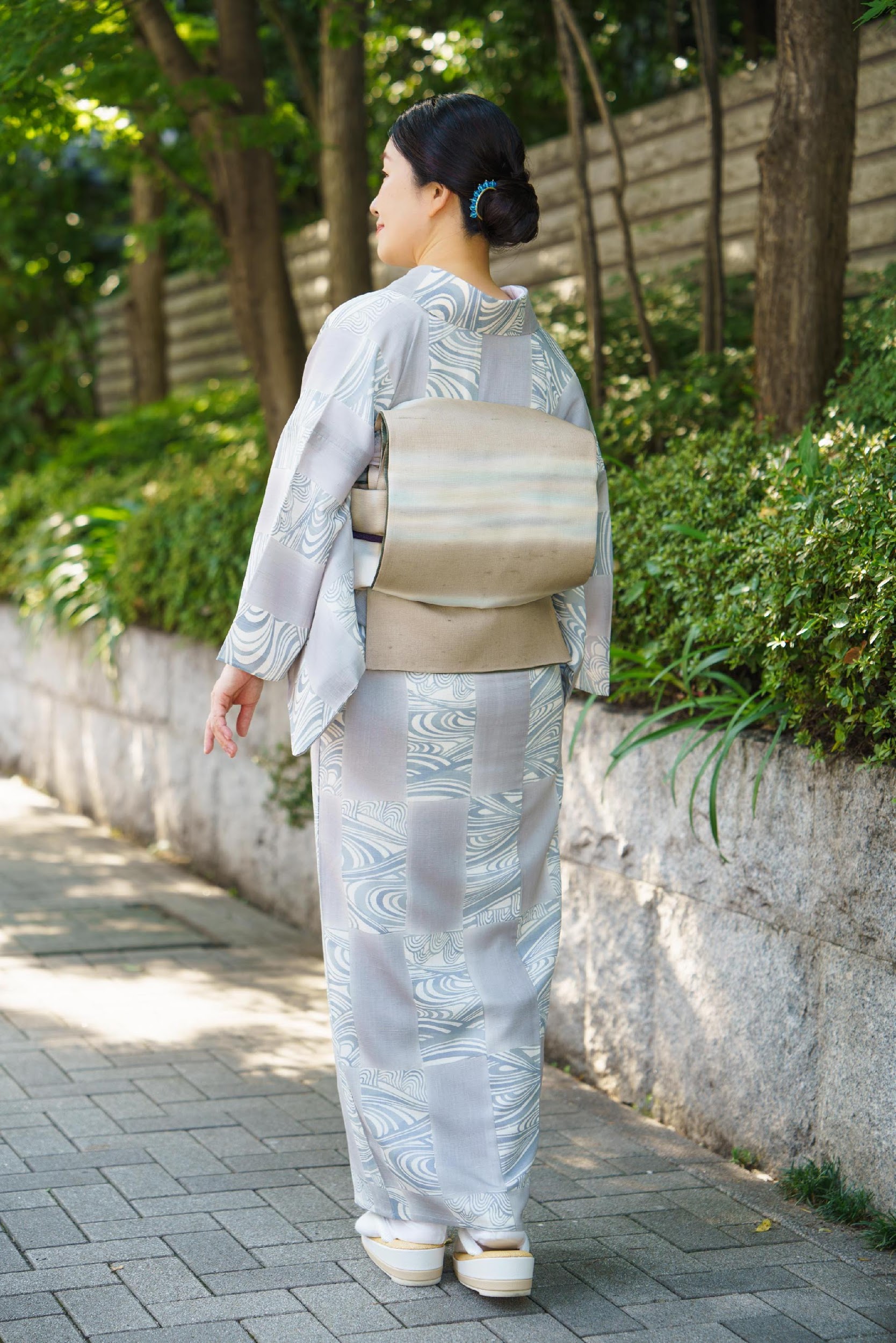 ヘアメイクと着付けを終えたKさん後ろ姿