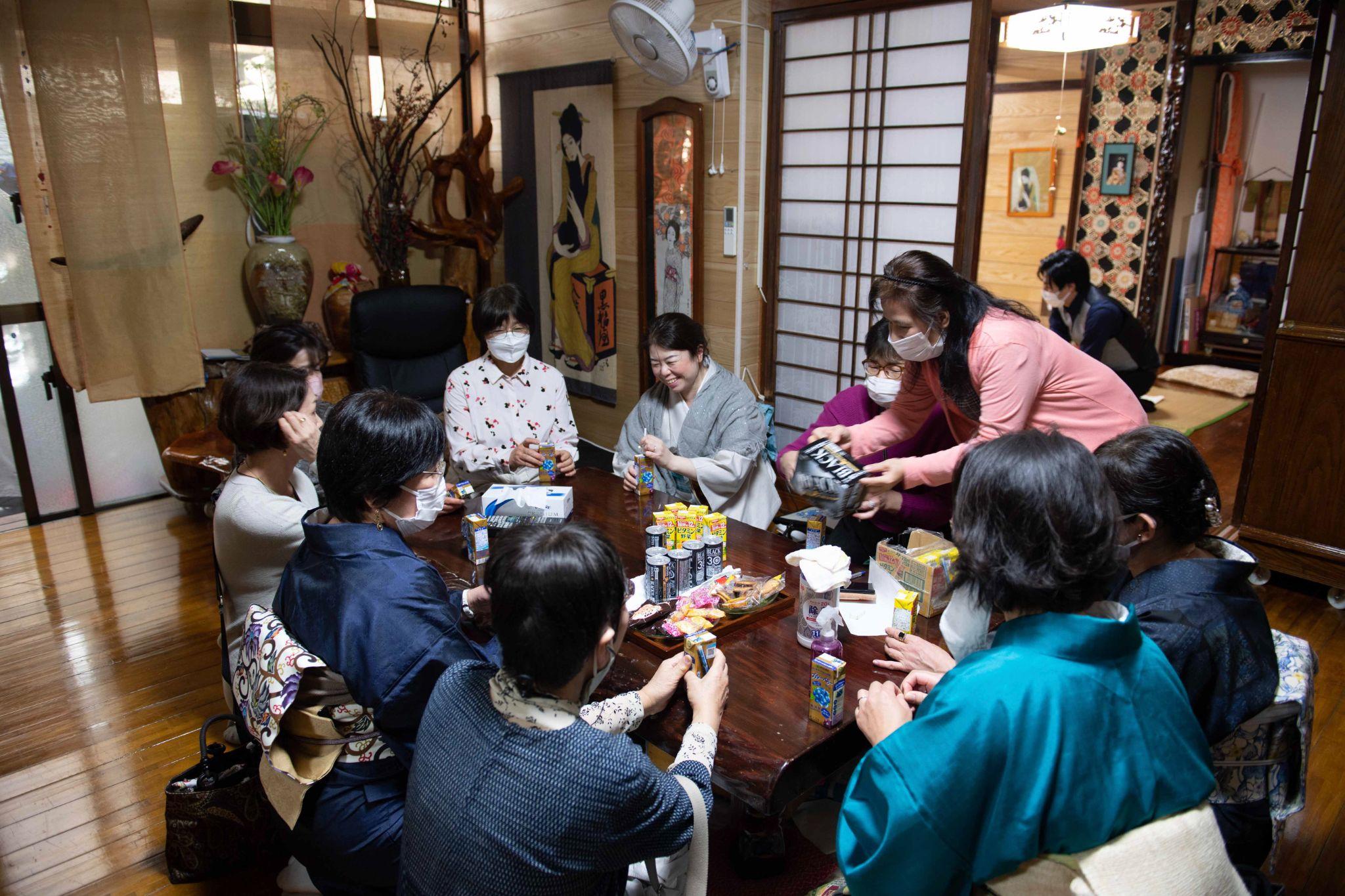 とっても優しい段上さん。参加者の皆さんに飲み物やお菓子を振舞ってくれました