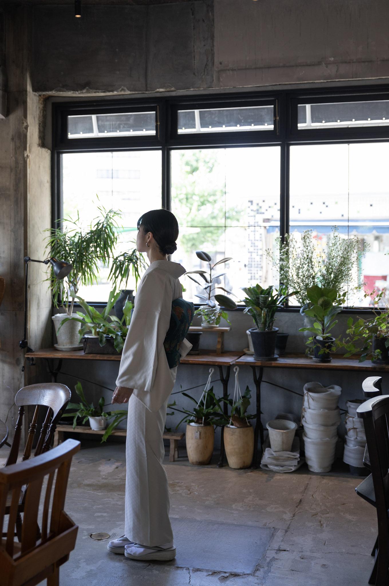 植物を背景に