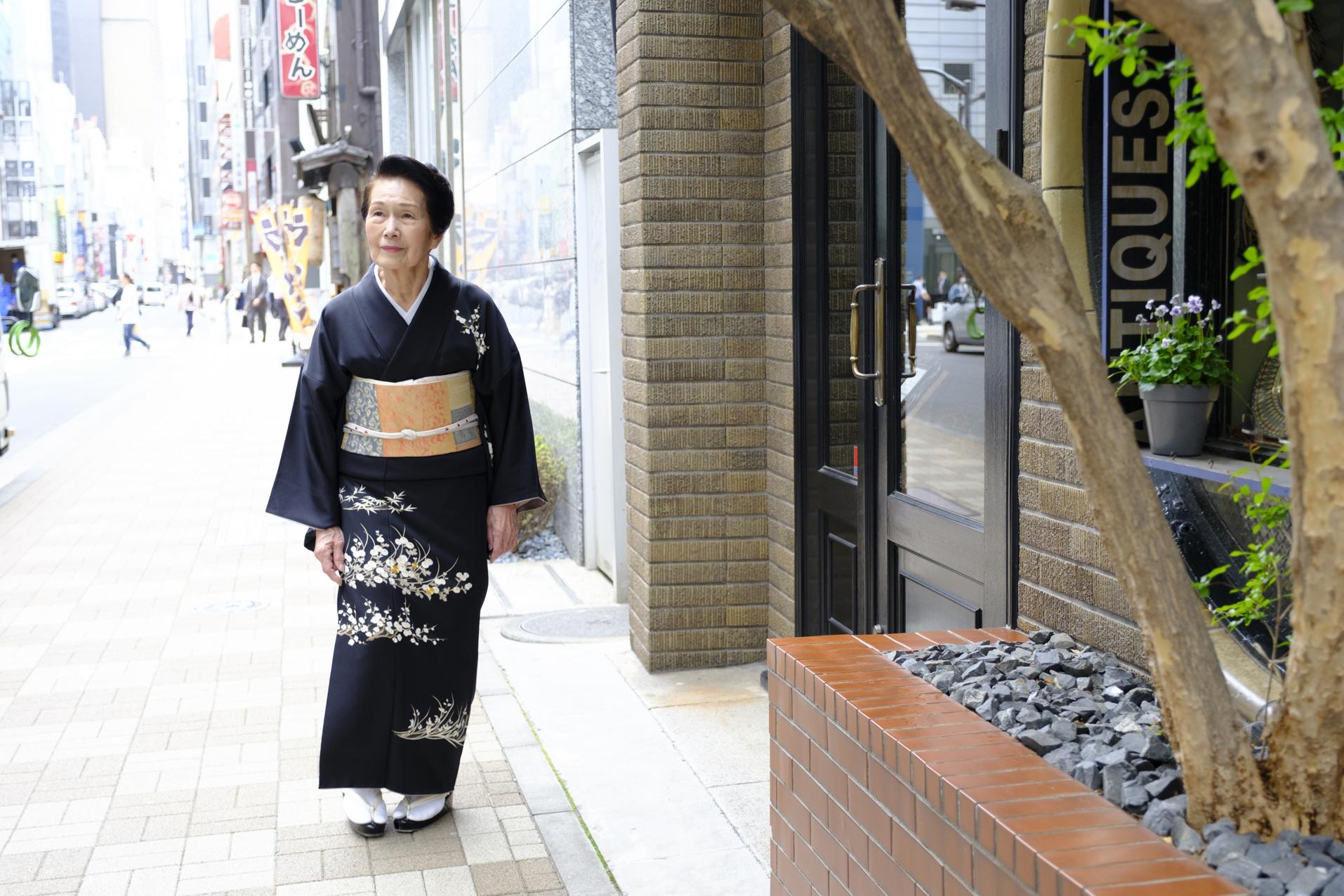 喫茶店の前