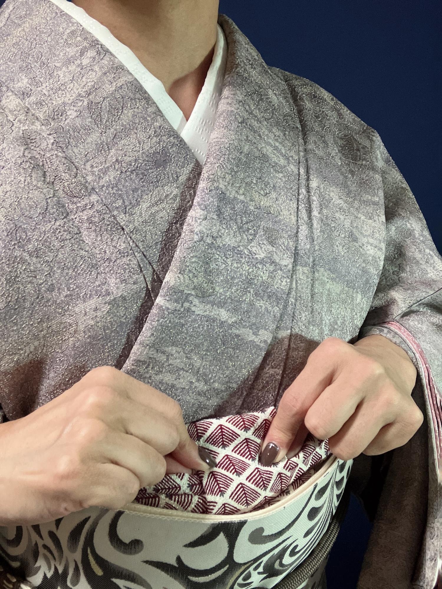 四角に整え、身体側に倒し入れる