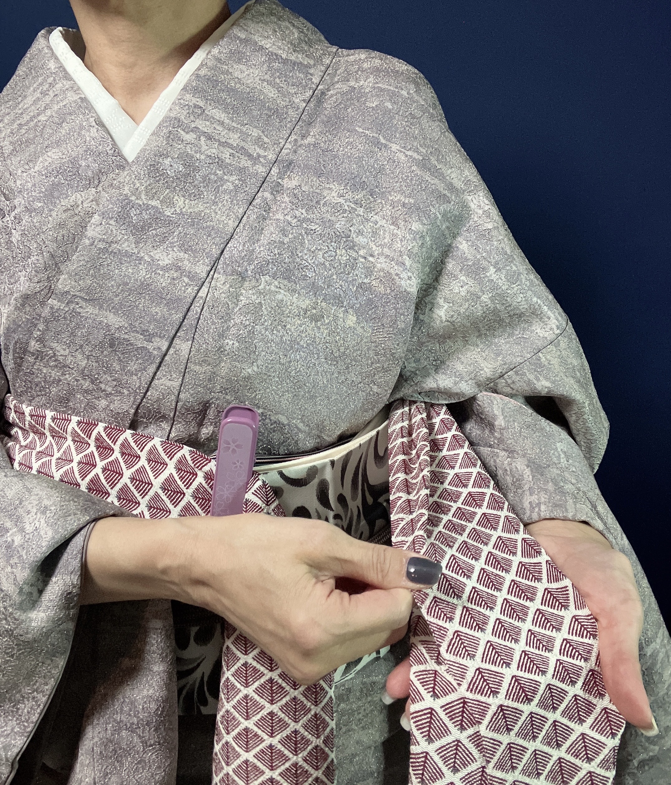 前に帯揚げを引きながら