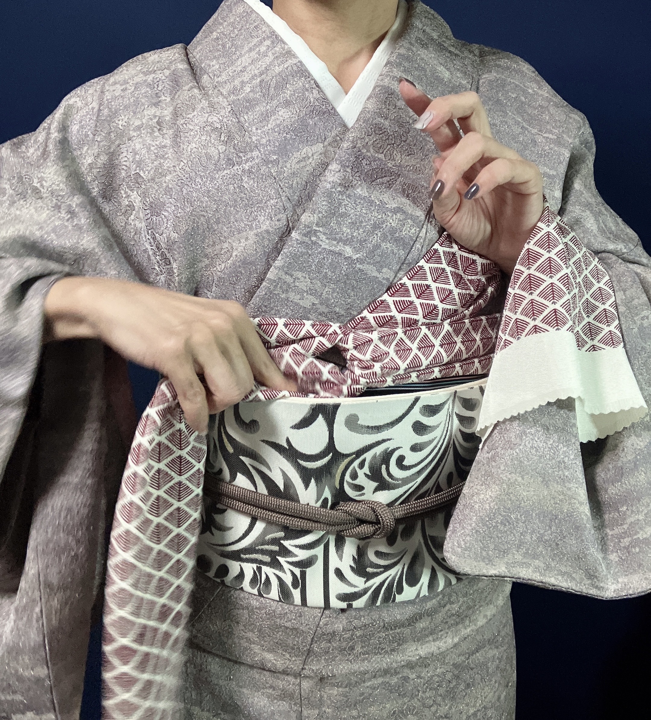 斜めになった帯揚げの左右を縦にします