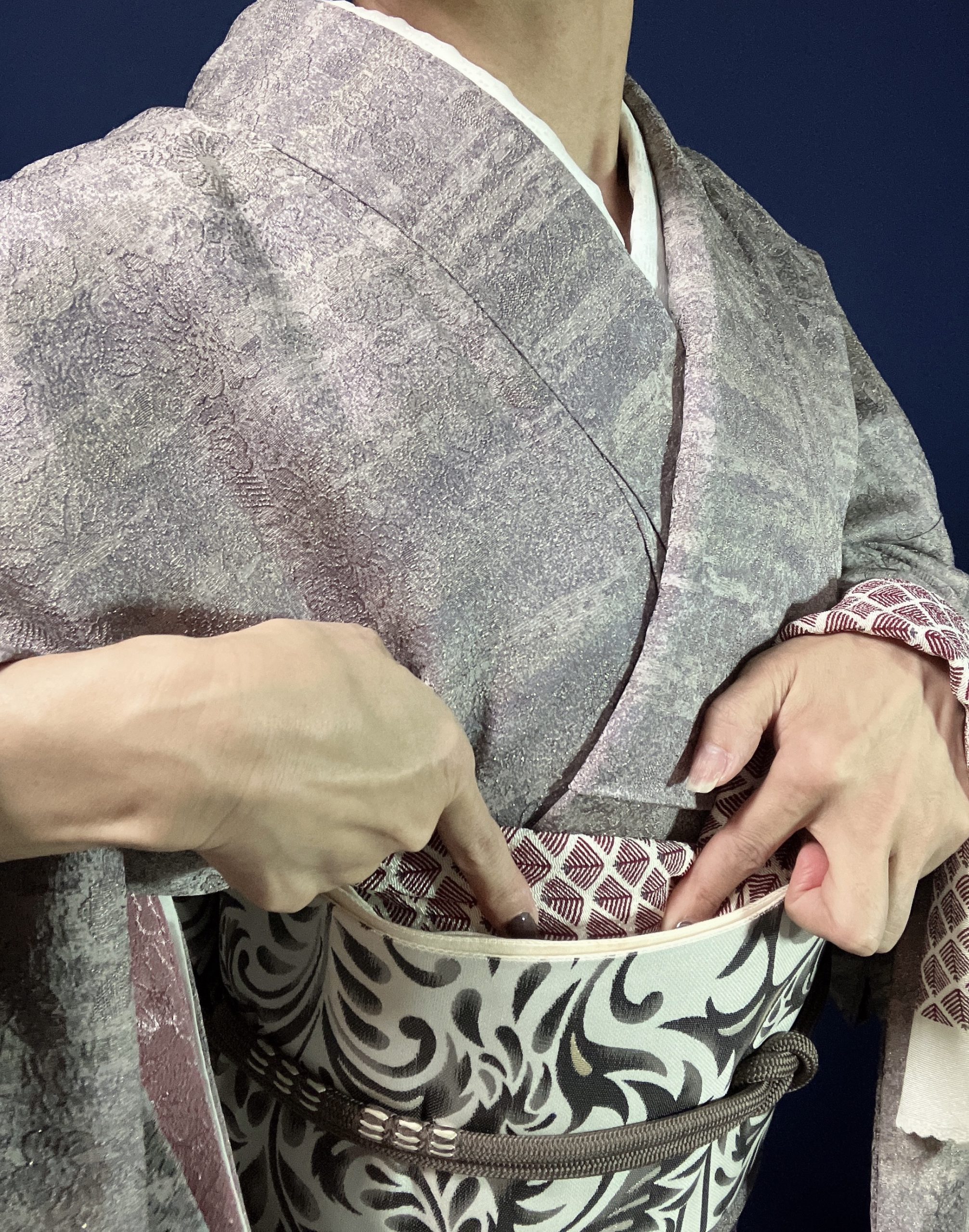 指でなぞるように右側の帯の中へ