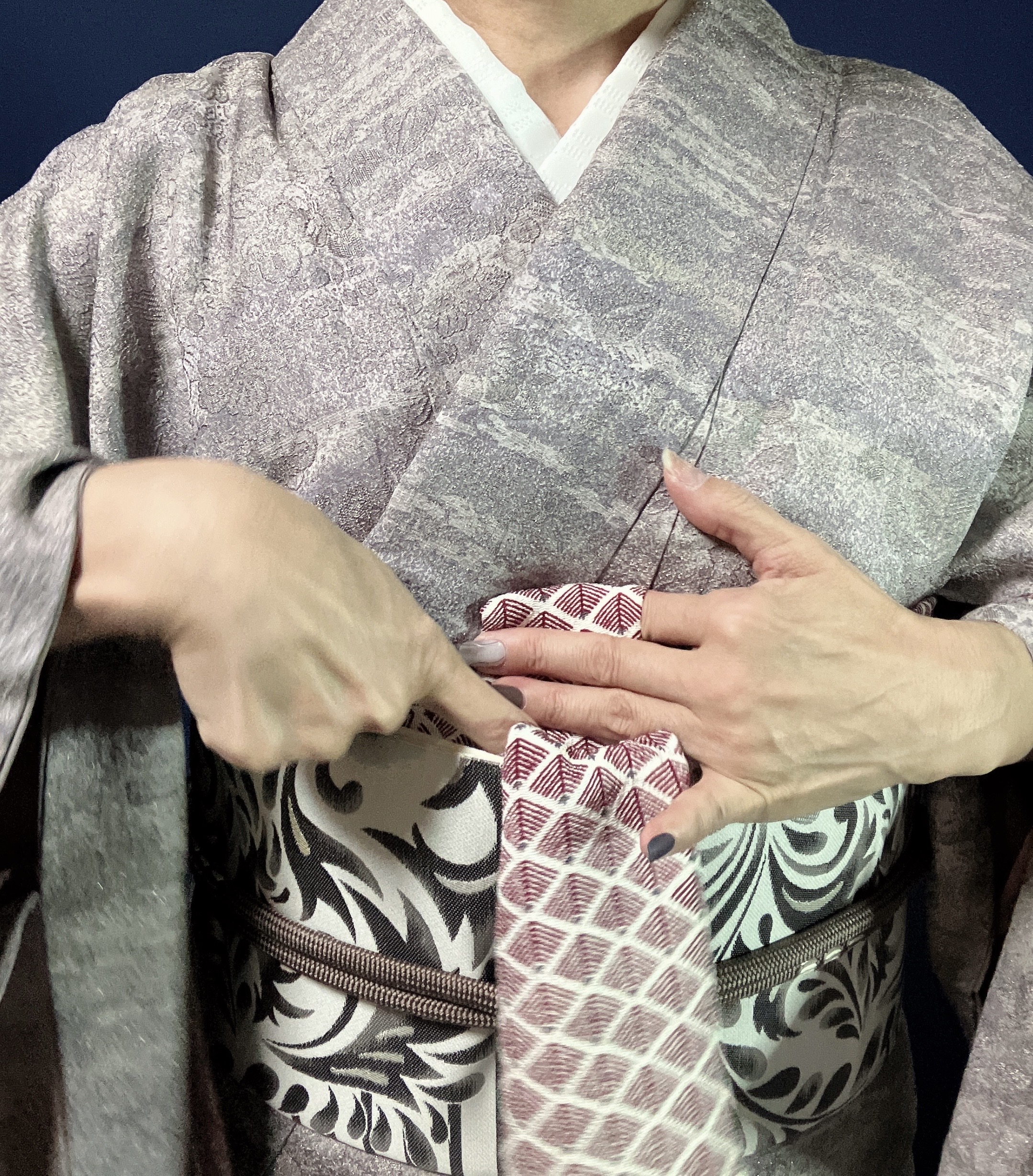 まっすぐ下の帯の中に