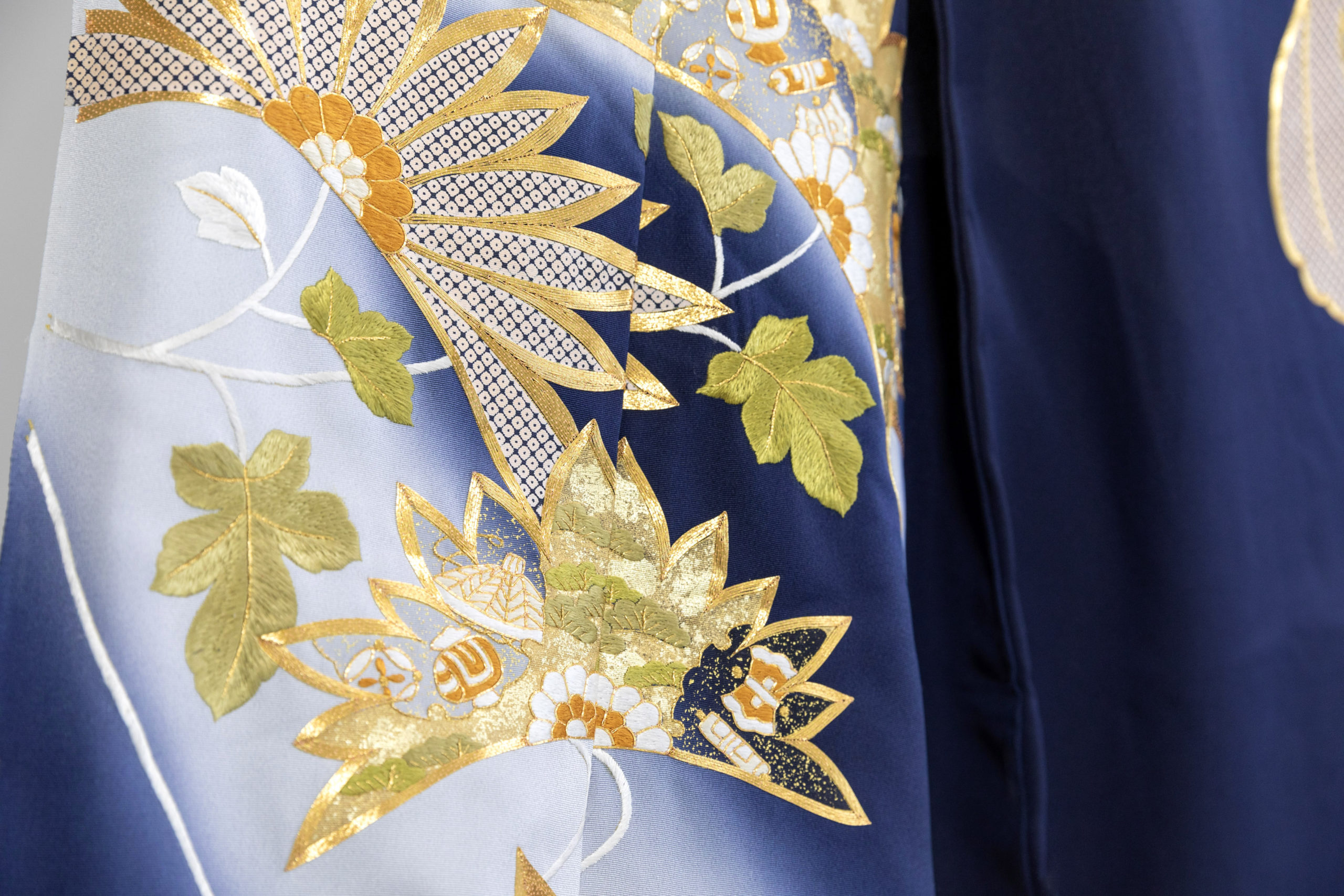 棕櫚の中に刺繍の菊紋様