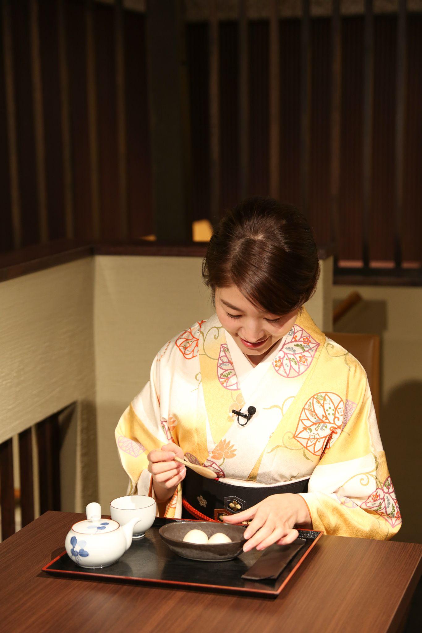 思い出の味「できたてきなな」を楽しむ紗月さん