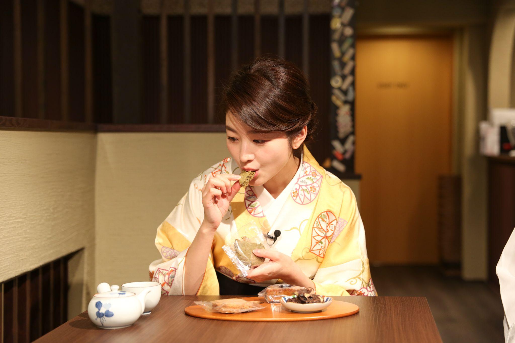 しっとり食感のチャンククッキーをぱくり