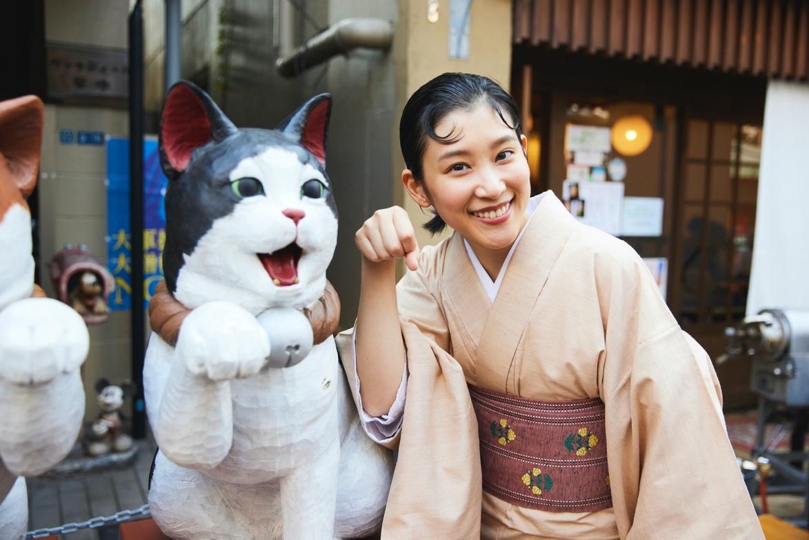 商店街にいた猫のオブジェと