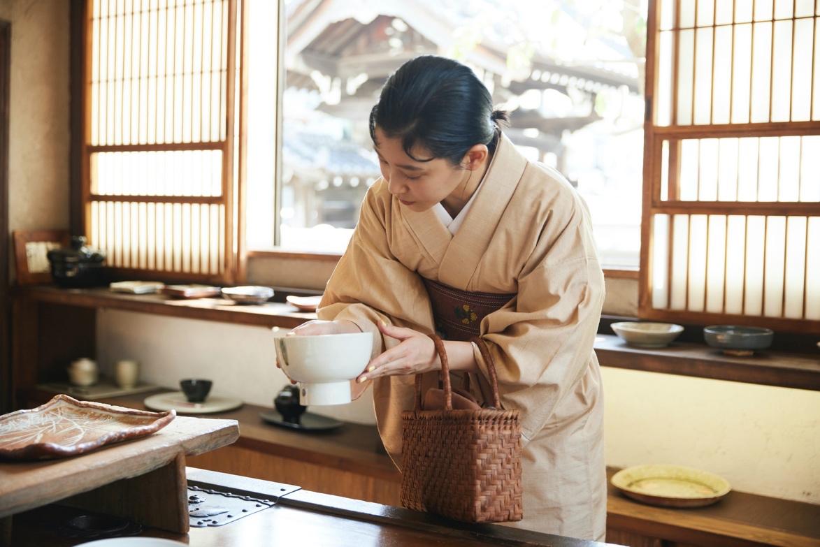 器を手に取る