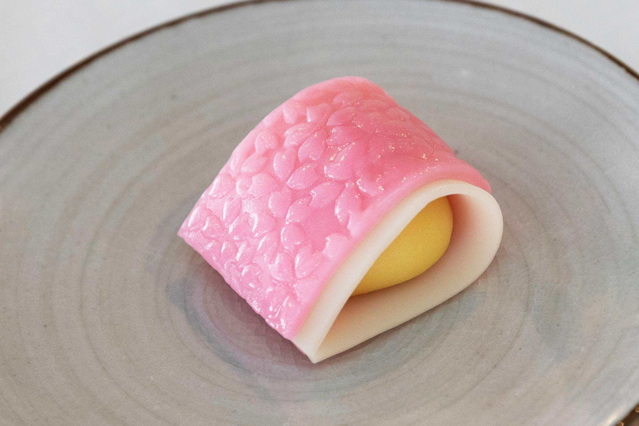 京菓子司 俵屋吉富 春色に染まる『花の袖』「和菓子のデザインから」vol.8