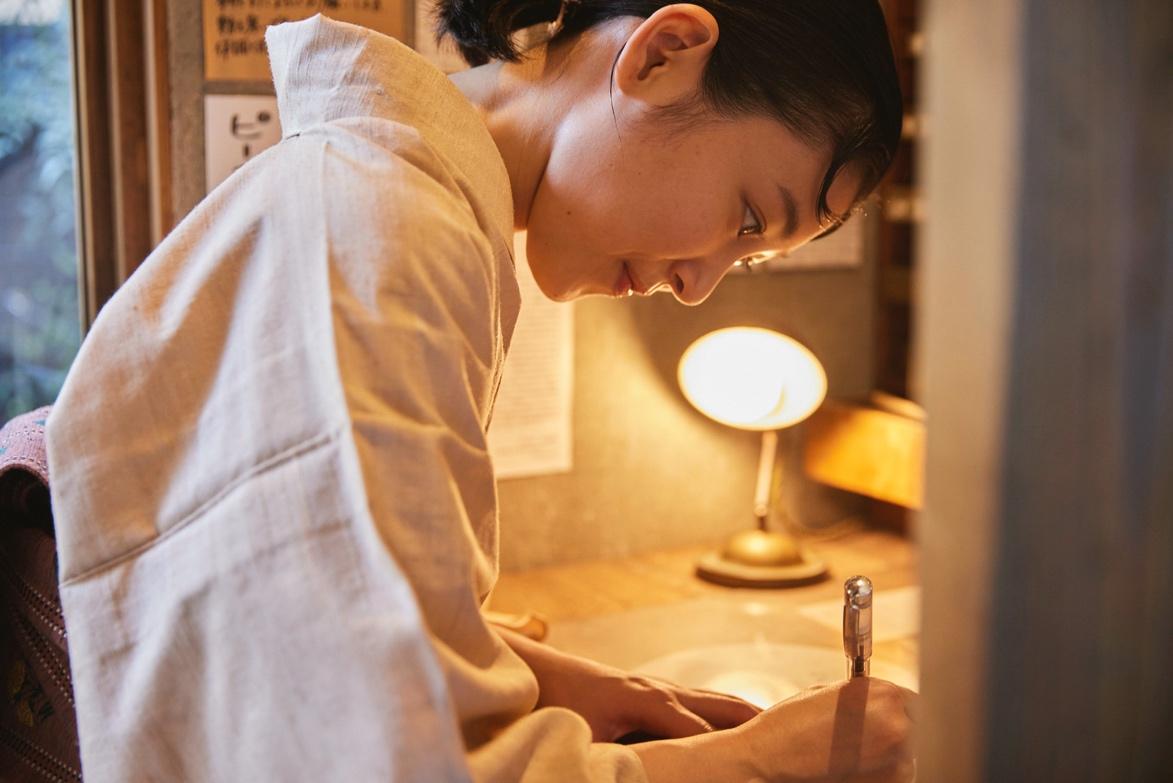手紙を書く都留さん