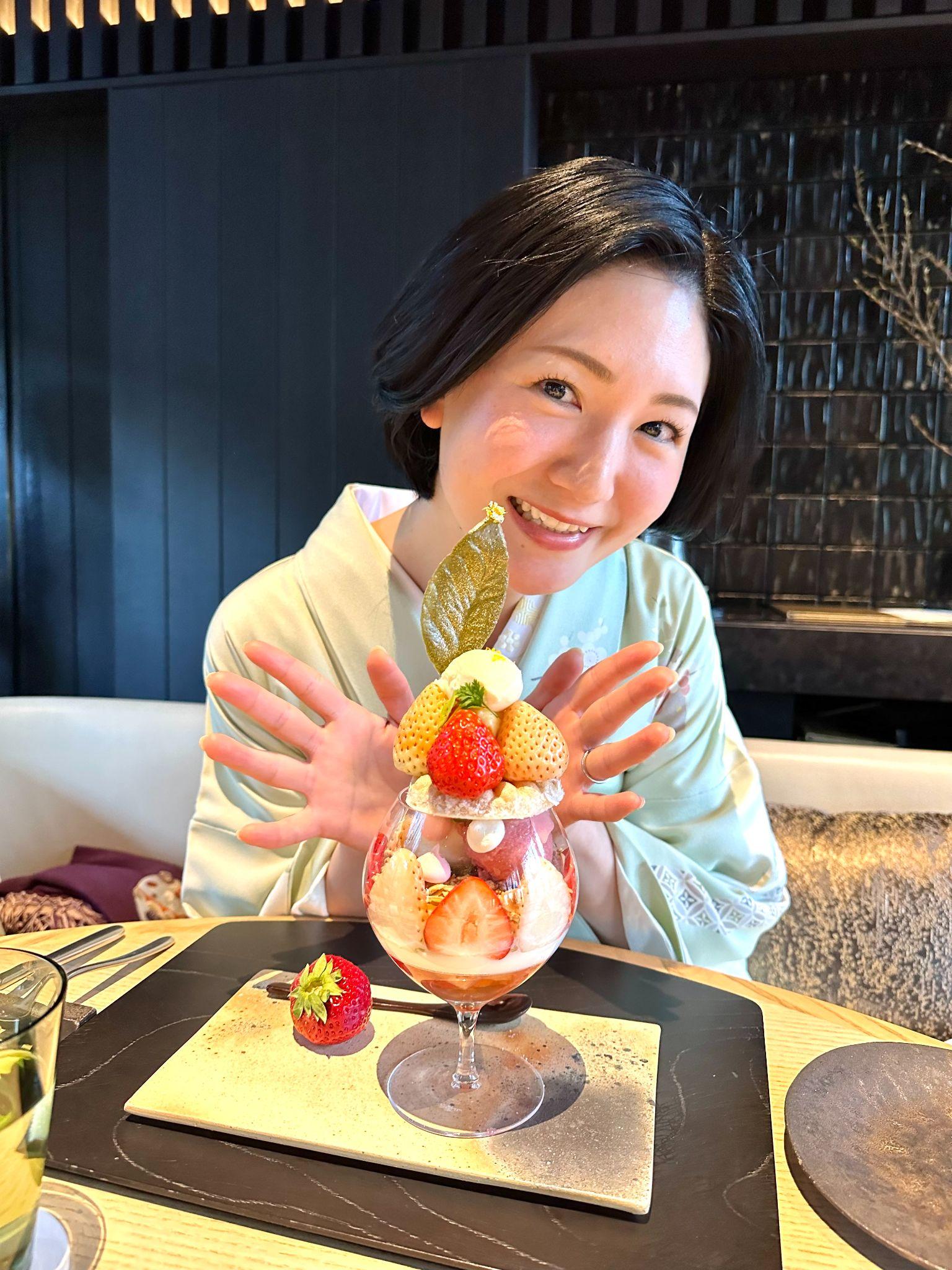 苺パフェ越しの互いの写真