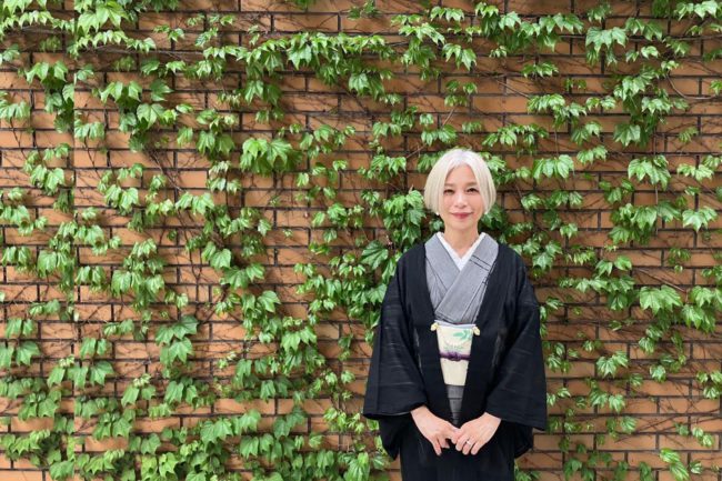 京を象徴するかのような女店主の着姿『本を綴る』 「きもの de