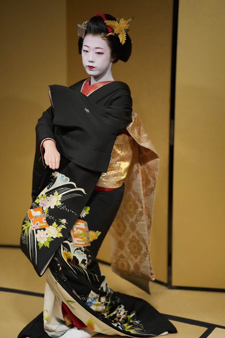 衿替えに密着!君翔さん、屋形11年ぶりとなる芸妓に「令和の芸 衿替えに密着!君翔さん、屋形11年ぶりとなる芸妓に「令和の芸