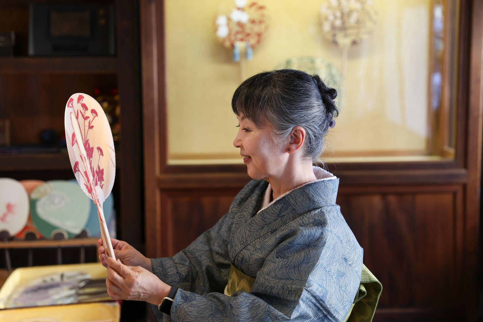 目にも涼しく。優美な京うちわの名店『阿以波』へ 「京都できもの、きもので京都」vol.15