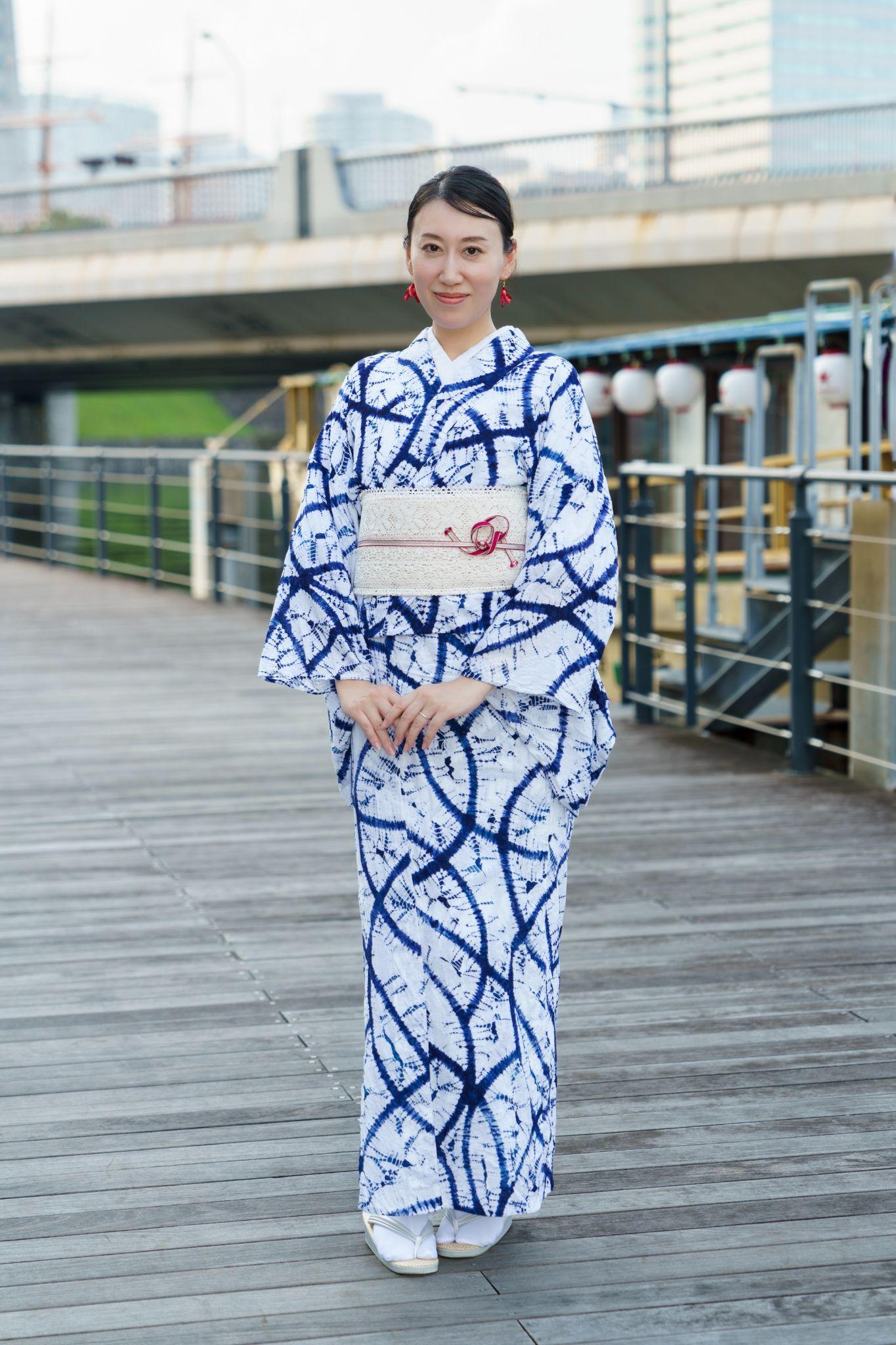 赤が効いた大人女子コーデ
