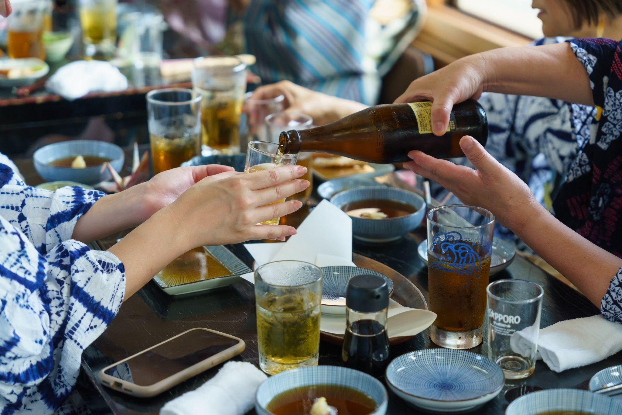 冷たいドリンクで乾杯