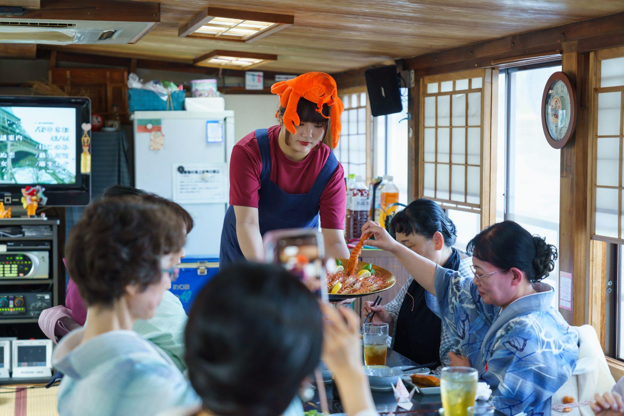 海老の帽子をかぶったスタッフの方