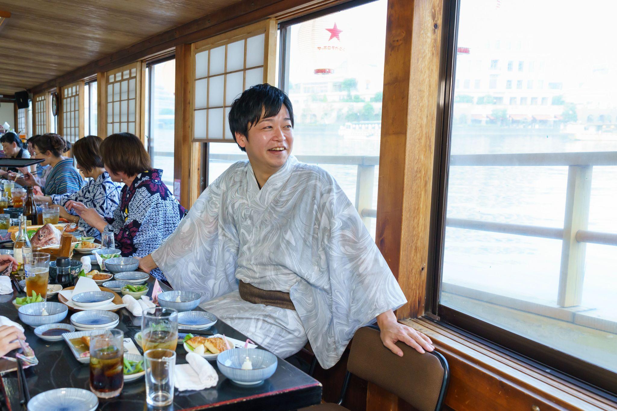明神店長は自身で模様を入れた墨流しの浴衣で