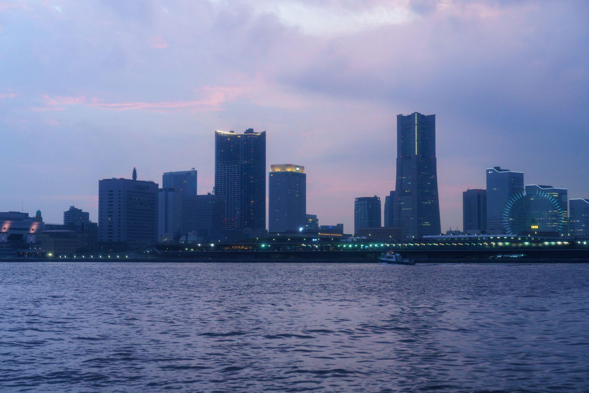 夕暮れ時の横浜の街並み