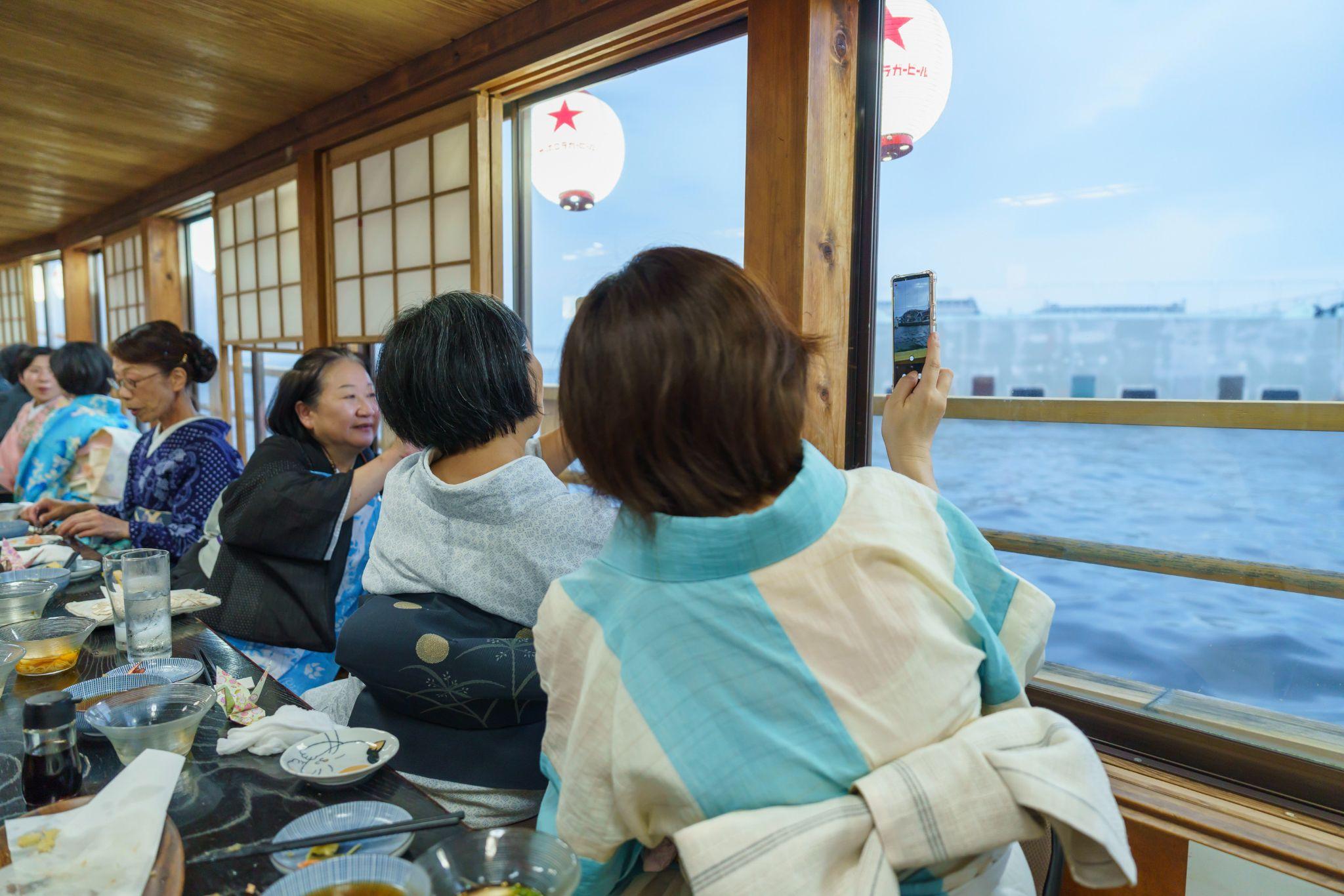 横浜の夜景を写真に収めるみなさま
