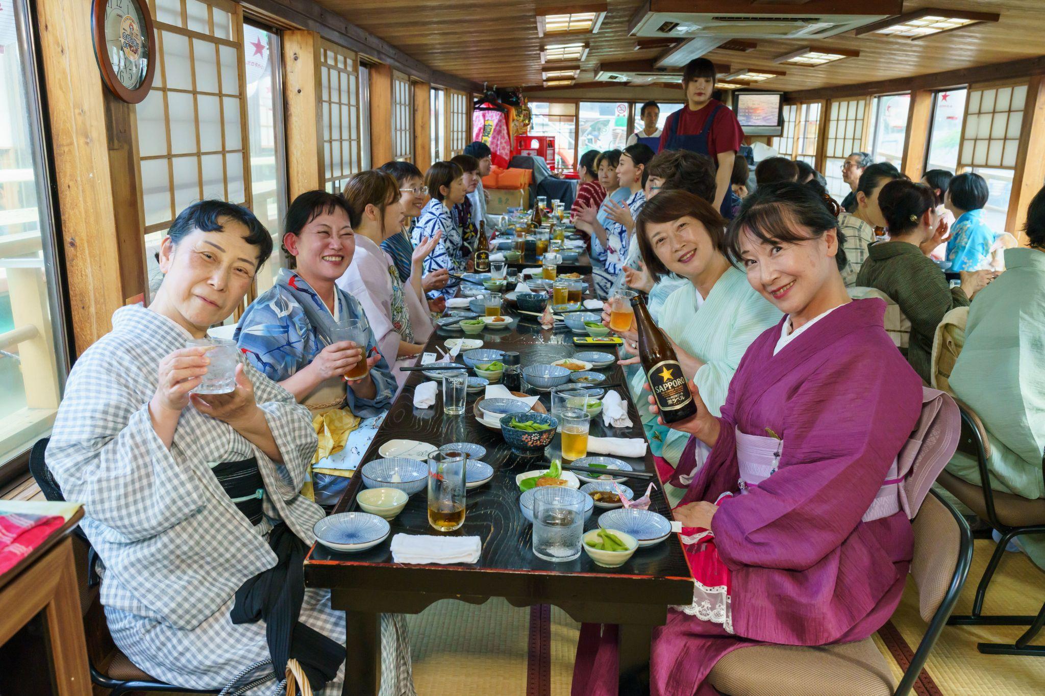 屋形船の船内