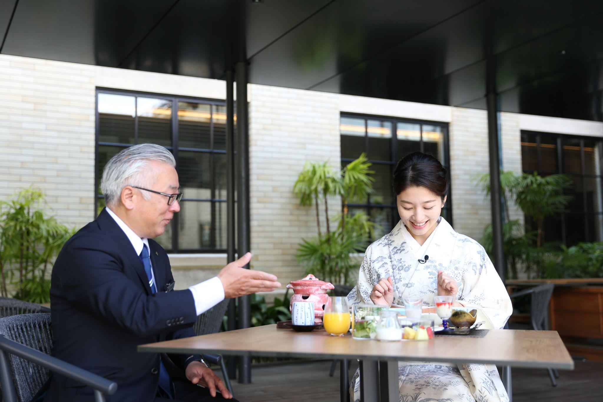 総支配人・広瀬康則さんのガイドで朝食を召し上がる