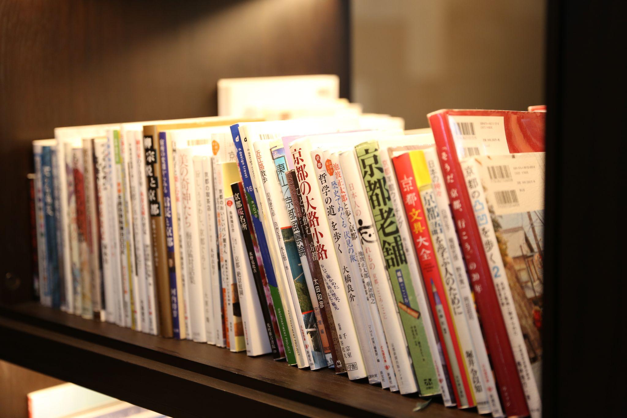 棚に並ぶ本は自由に読むことができる