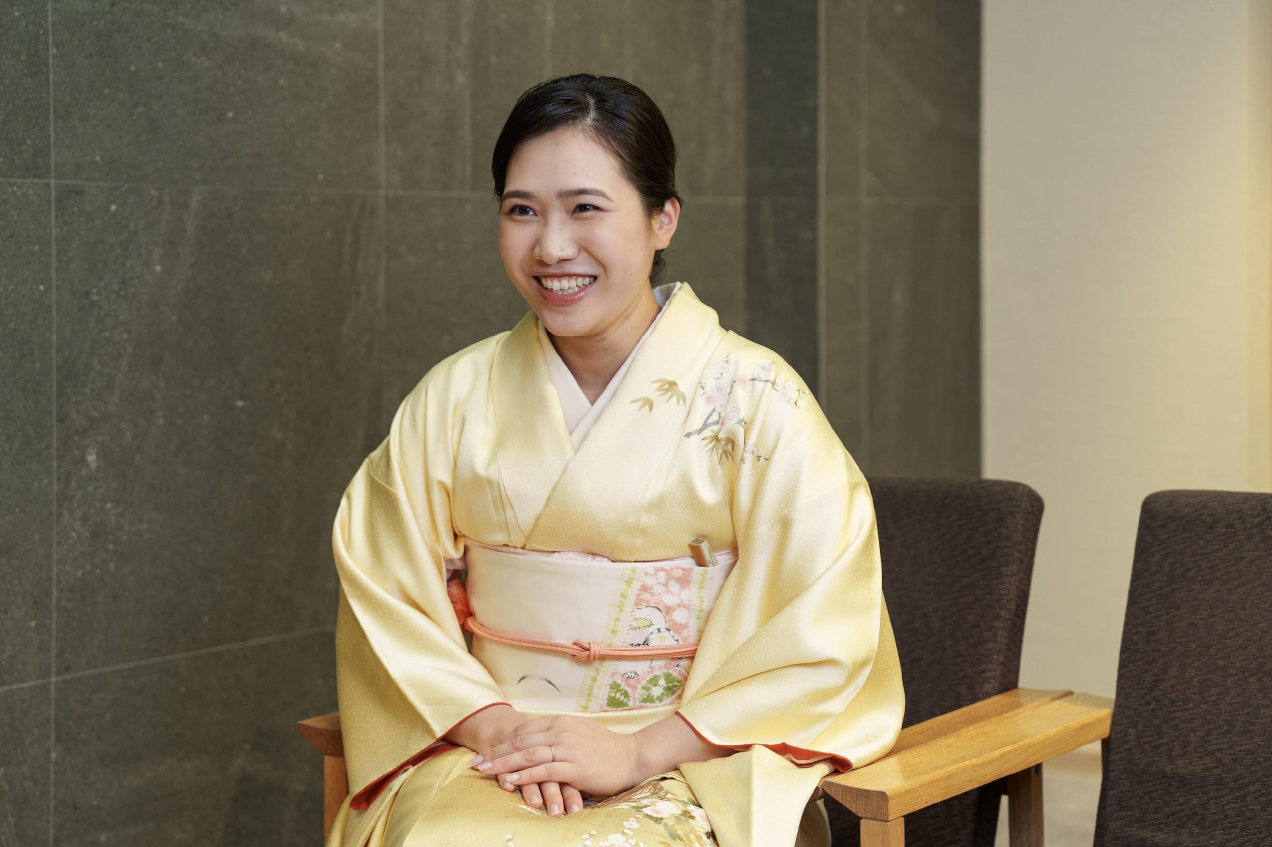素人嫁 三代目大谷廣太郎夫人・青木果歩さん「歌舞伎俳優 ご夫人方の装い」vol.7  ―祖母の着物に義母の帯、受け継いだ着物をまとって劇場へ｜コラム｜きものと（着物メディア）│きものが紡ぐ豊かな物語。－京都きもの市場