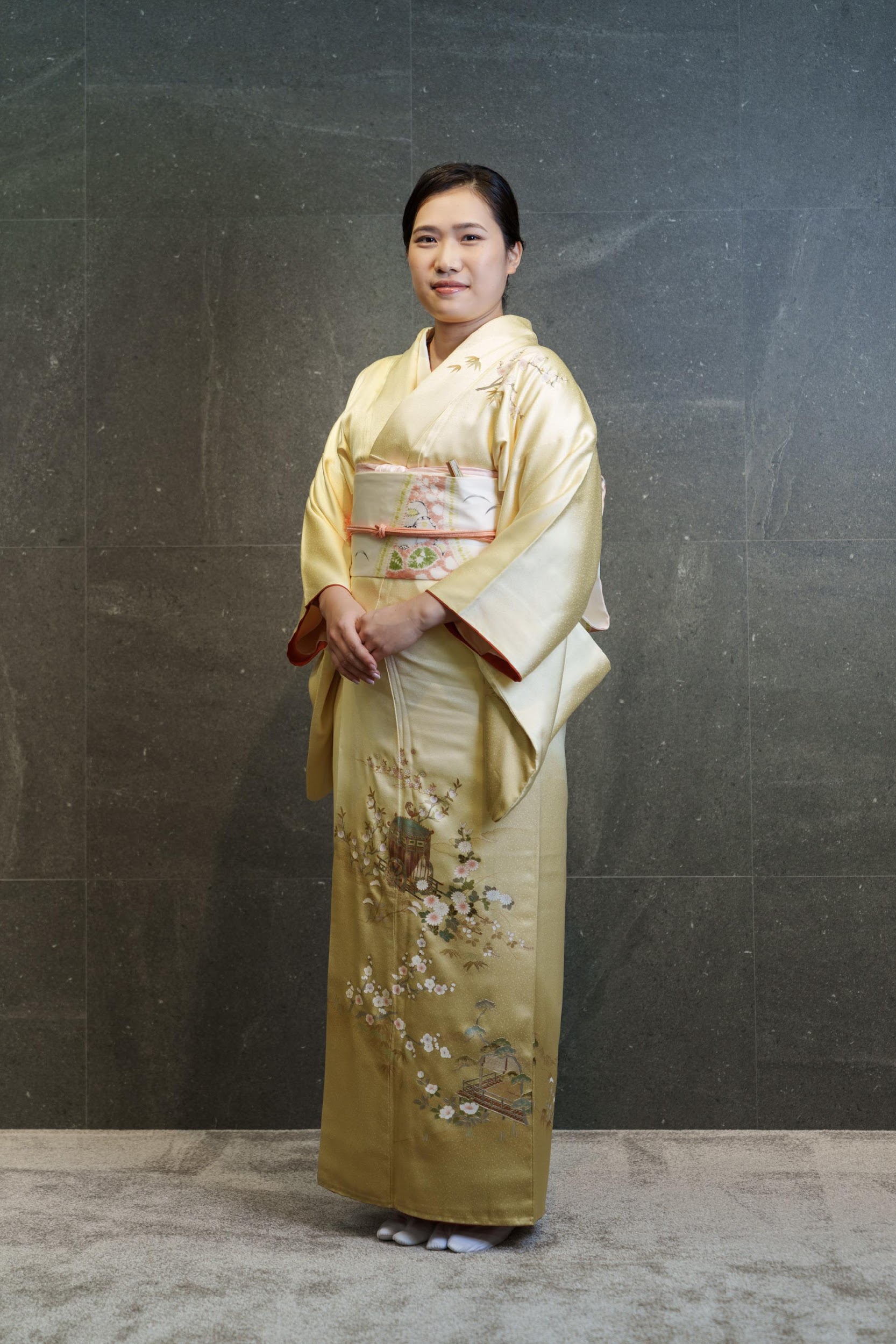 素人嫁 三代目大谷廣太郎夫人・青木果歩さん「歌舞伎俳優 ご夫人方の装い」vol.7  ―祖母の着物に義母の帯、受け継いだ着物をまとって劇場へ｜コラム｜きものと（着物メディア）│きものが紡ぐ豊かな物語。－京都きもの市場